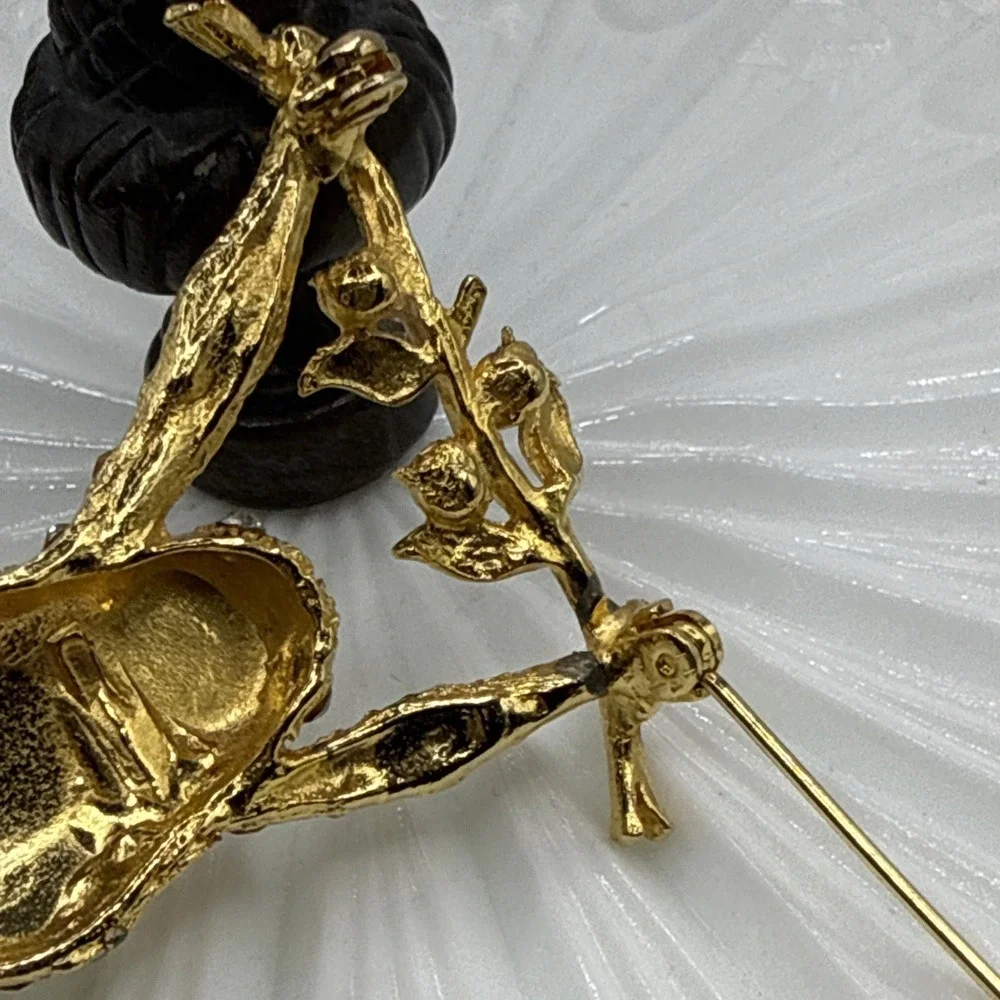 Vtg Brooch PLAYFUL SWINGING MONKEY WHIMSICAL FIGURAL ART DECO REVIVAL BLACK EYES